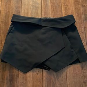 Zara black skort in women’s xs, front is crossover